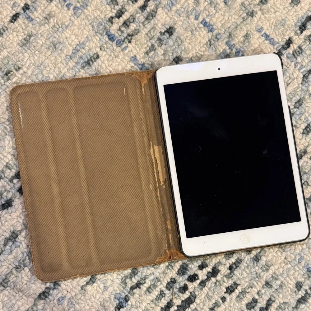 Apple iPad Mini Gen 4 Tablet with White and Silver with protective cover